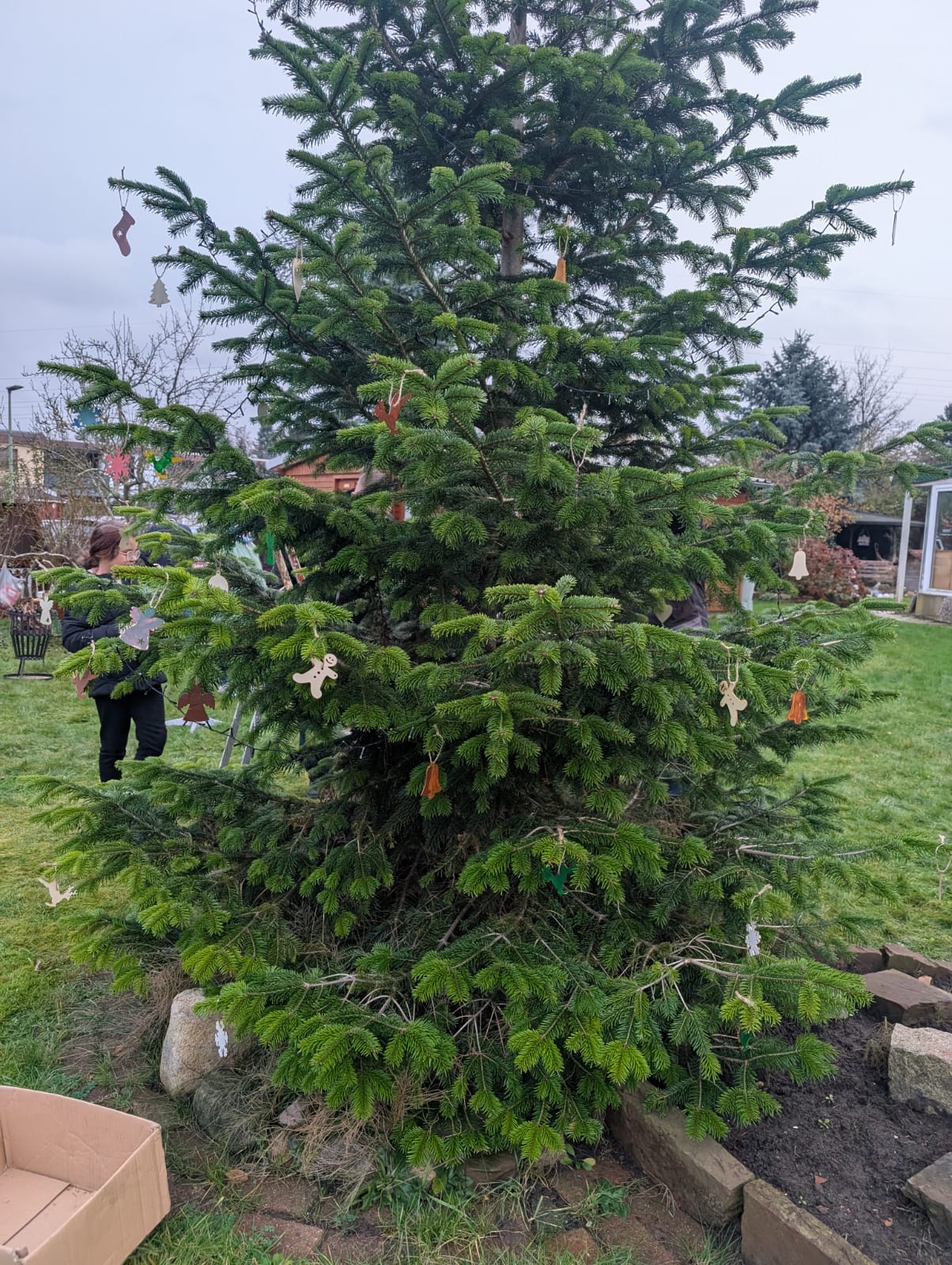 Schmücken des Weihnachtsbaumes